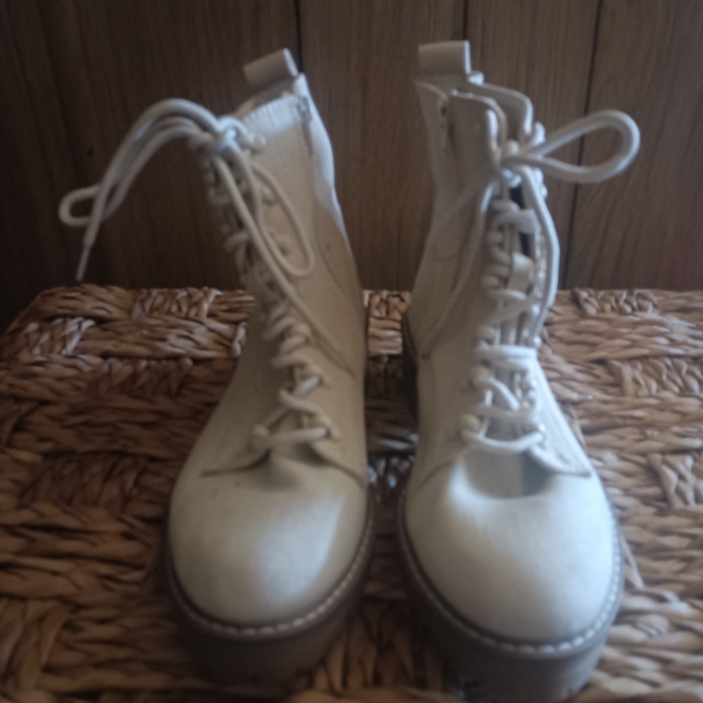 Universal Thread Cream Lace-Up Boots